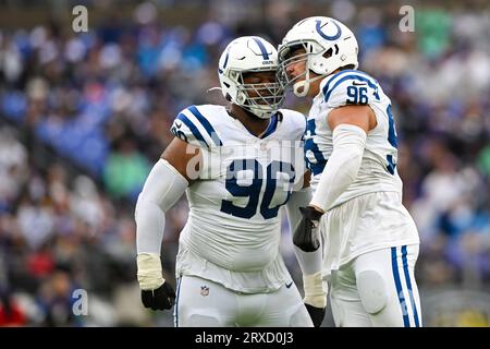 Baltimora, Stati Uniti. 24 settembre 2023. I defensive tackle degli Indianapolis Colts Grover Stewart (90) e Taven Bryan (96) reagirono dopo aver fermato i Baltimore Ravens durante il primo tempo al M&T Bank Stadium di Baltimora, Maryland, domenica 24 settembre 2023. Foto di David Tulis/UPI credito: UPI/Alamy Live News Foto Stock