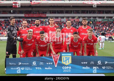 Buenos Aires, Argentina. 24 settembre 2023. Squadra di Independiente prima della partita per il sesto round della Liga Profesional de Fútbol Binance Cup argentina allo Stadio Ricardo Bochini ( Credit: Néstor J. Beremblum/Alamy Live News Foto Stock