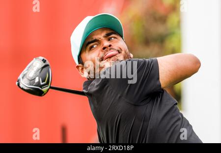 Sugar Grove, Stati Uniti. 24 settembre 2023. Sebstian Munoz colombiano colpisce il suo tee shot nella seconda buca durante il terzo round del torneo LIV Golf League 2023 a Rich Harvest Farms a Sugar Grove, Illinois, domenica 24 settembre 2023. Il torneo si svolge dal 22 al 24 settembre. Foto di Tannen Maury/UPI Credit: UPI/Alamy Live News Foto Stock