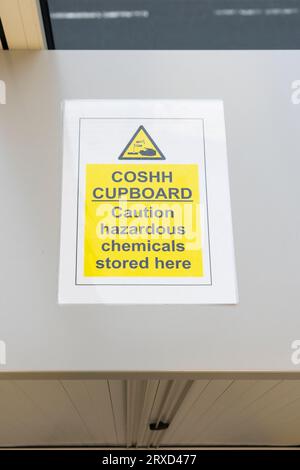 Avviso di avvertenza per una cappa COSHH in un ufficio del Regno Unito (Control of Substances Hazardous to Health) - per sostanze chimiche e sostanze pericolose sul luogo di lavoro Foto Stock