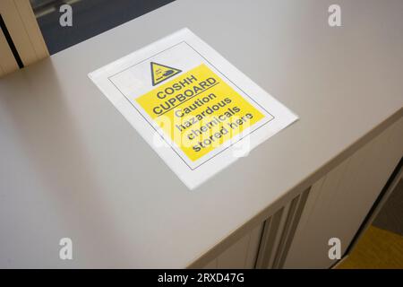 Avviso di avvertenza per una cappa COSHH in un ufficio del Regno Unito (Control of Substances Hazardous to Health) - per sostanze chimiche e sostanze pericolose sul luogo di lavoro Foto Stock