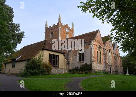 La chiesa di St. Marys, patrimonio dell'umanità di primo grado, al tramonto, con mattoni Tudor e costruzione di selce. Old Basing, Basingstoke, Hampshire, Regno Unito Foto Stock