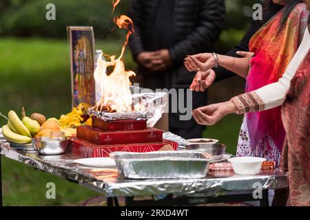 Seattle, Stati Uniti. 24 settembre 2023. La comunità UTSAV si riunisce nel Denny Park per la preghiera di pace di Shanti Pooja per Jaahnavi kandula, seguita da una solenne passeggiata fino a Dexter Ave e Thomas St La comunità ha chiesto la responsabilità dopo la morte di Jaahnavi. Jaahnavi è stato colpito e ucciso in un crosswalk da un agente dell'SPD che ha risposto a una chiamata per overdose nel gennaio di quest'anno. Crediti: James Anderson/Alamy Live News Foto Stock