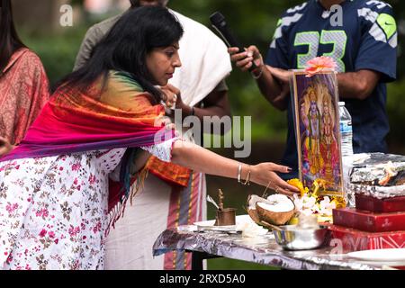 Seattle, Stati Uniti. 24 settembre 2023. La comunità UTSAV si riunisce nel Denny Park per la preghiera di pace di Shanti Pooja per Jaahnavi kandula, seguita da una solenne passeggiata fino a Dexter Ave e Thomas St La comunità ha chiesto la responsabilità dopo la morte di Jaahnavi. Jaahnavi è stato colpito e ucciso in un crosswalk da un agente dell'SPD che ha risposto a una chiamata per overdose nel gennaio di quest'anno. Crediti: James Anderson/Alamy Live News Foto Stock