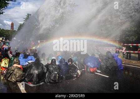 Gli attivisti climatici della ribellione dell'estinzione siedono sotto i canoni d'acqua durante la dimostrazione non violenta. La demo non violenta di oggi sull'Utrechtsebaan, era il quindicesimo giorno del blocco di protesta A12 a l'Aia. La polizia ha arrestato 552 attivisti sabato che stavano parzialmente bloccando l'A12 all'Aia, 200 sono stati arrestati ieri. Le dimostrazioni di ribellione dell'estinzione hanno bloccato la strada principale d'ingresso alla A12 per il quindicesimo giorno di fila, chiedendo che il governo smetta di sostenere le industrie dei combustibili fossili. La polizia ha di nuovo usato cannone d'acqua contro i manifestanti. Foto Stock