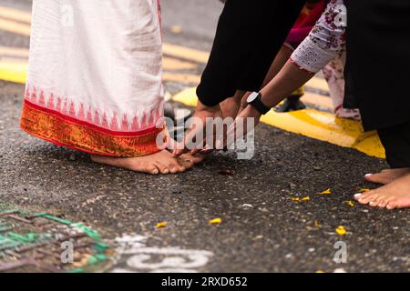 Seattle, Stati Uniti. 24 settembre 2023. La comunità UTSAV si riunisce nel Denny Park per la preghiera di pace di Shanti Pooja per Jaahnavi kandula, seguita da una solenne passeggiata fino a Dexter Ave e Thomas St La comunità ha chiesto la responsabilità dopo la morte di Jaahnavi. Jaahnavi è stato colpito e ucciso in un crosswalk da un agente dell'SPD che ha risposto a una chiamata per overdose nel gennaio di quest'anno. Crediti: James Anderson/Alamy Live News Foto Stock