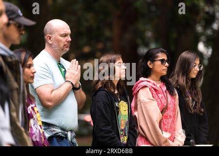 Seattle, Stati Uniti. 24 settembre 2023. La comunità UTSAV si riunisce nel Denny Park per la preghiera di pace di Shanti Pooja per Jaahnavi kandula, seguita da una solenne passeggiata fino a Dexter Ave e Thomas St La comunità ha chiesto la responsabilità dopo la morte di Jaahnavi. Jaahnavi è stato colpito e ucciso in un crosswalk da un agente dell'SPD che ha risposto a una chiamata per overdose nel gennaio di quest'anno. Crediti: James Anderson/Alamy Live News Foto Stock