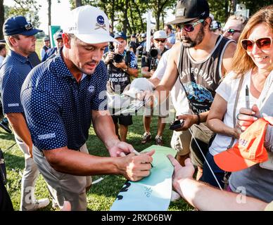 Sugar Grove, Stati Uniti. 24 settembre 2023. Bryson DeChambeau degli Stati Uniti sighs autografa dopo aver vinto il torneo LIV Golf League 2023 a Rich Harvest Farms a Sugar Grove, Illinois, domenica 24 settembre 2023. Foto di Tannen Maury/UPI Credit: UPI/Alamy Live News Foto Stock