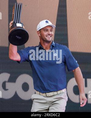 Sugar Grove, Stati Uniti. 24 settembre 2023. Bryson DeChambeau degli Stati Uniti festeggia dopo aver vinto il torneo LIV Golf League 2023 presso Rich Harvest Farms a Sugar Grove, Illinois, domenica 24 settembre 2023. Foto di Tannen Maury/UPI Credit: UPI/Alamy Live News Foto Stock