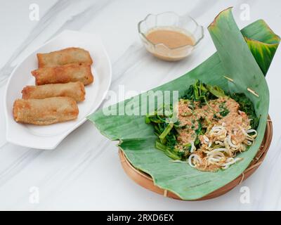 pecel sayur o verdure al vapore miste con salsa di arachidi. servito su foglie di banana Foto Stock