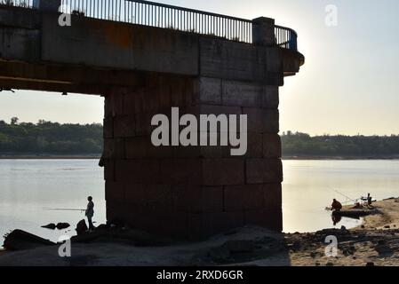 Zaporizhzhia, Ucraina. 18 settembre 2023. I pescatori visti sulla costa dal molo centrale mentre l'acqua nel fiume Dnipro è caduta più di 4 metri dopo l'esplosione della diga di Kakhovka a Zaporizhzhia. Il comandante delle truppe del gruppo Tavria, Oleksandr Tarnavskyi (Ucraina), disse che le forze di difesa avevano rotto le difese russe a Verbove, nella regione di Zaporizhzhia. Aggiunge che la cosa principale è non perdere l'iniziativa che l'esercito ucraino ha ora. (Immagine di credito: © Andriy Andriyenko/SOPA Images via ZUMA Press Wire) SOLO USO EDITORIALE! Non per USO commerciale! Foto Stock