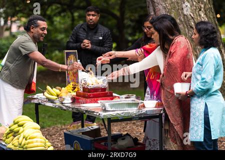 Seattle, Stati Uniti. 24 settembre 2023. La comunità UTSAV si riunisce nel Denny Park per la preghiera di pace di Shanti Pooja per Jaahnavi kandula, seguita da una solenne passeggiata fino a Dexter Ave e Thomas St La comunità ha chiesto la responsabilità dopo la morte di Jaahnavi. Jaahnavi è stato colpito e ucciso in un crosswalk da un agente dell'SPD che ha risposto a una chiamata per overdose nel gennaio di quest'anno. Crediti: James Anderson/Alamy Live News Foto Stock