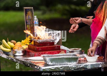 Seattle, Stati Uniti. 24 settembre 2023. La comunità UTSAV si riunisce nel Denny Park per la preghiera di pace di Shanti Pooja per Jaahnavi kandula, seguita da una solenne passeggiata fino a Dexter Ave e Thomas St La comunità ha chiesto la responsabilità dopo la morte di Jaahnavi. Jaahnavi è stato colpito e ucciso in un crosswalk da un agente dell'SPD che ha risposto a una chiamata per overdose nel gennaio di quest'anno. Crediti: James Anderson/Alamy Live News Foto Stock