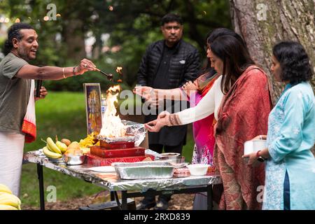 Seattle, Stati Uniti. 24 settembre 2023. La comunità UTSAV si riunisce nel Denny Park per la preghiera di pace di Shanti Pooja per Jaahnavi kandula, seguita da una solenne passeggiata fino a Dexter Ave e Thomas St La comunità ha chiesto la responsabilità dopo la morte di Jaahnavi. Jaahnavi è stato colpito e ucciso in un crosswalk da un agente dell'SPD che ha risposto a una chiamata per overdose nel gennaio di quest'anno. Crediti: James Anderson/Alamy Live News Foto Stock