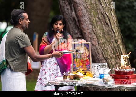 Seattle, Stati Uniti. 24 settembre 2023. La comunità UTSAV si riunisce nel Denny Park per la preghiera di pace di Shanti Pooja per Jaahnavi kandula, seguita da una solenne passeggiata fino a Dexter Ave e Thomas St La comunità ha chiesto la responsabilità dopo la morte di Jaahnavi. Jaahnavi è stato colpito e ucciso in un crosswalk da un agente dell'SPD che ha risposto a una chiamata per overdose nel gennaio di quest'anno. Crediti: James Anderson/Alamy Live News Foto Stock