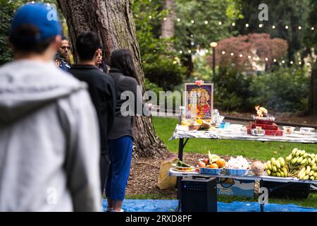 Seattle, Stati Uniti. 24 settembre 2023. La comunità UTSAV si riunisce nel Denny Park per la preghiera di pace di Shanti Pooja per Jaahnavi kandula, seguita da una solenne passeggiata fino a Dexter Ave e Thomas St La comunità ha chiesto la responsabilità dopo la morte di Jaahnavi. Jaahnavi è stato colpito e ucciso in un crosswalk da un agente dell'SPD che ha risposto a una chiamata per overdose nel gennaio di quest'anno. Crediti: James Anderson/Alamy Live News Foto Stock