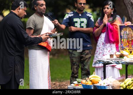 Seattle, Stati Uniti. 24 settembre 2023. La comunità UTSAV si riunisce nel Denny Park per la preghiera di pace di Shanti Pooja per Jaahnavi kandula, seguita da una solenne passeggiata fino a Dexter Ave e Thomas St La comunità ha chiesto la responsabilità dopo la morte di Jaahnavi. Jaahnavi è stato colpito e ucciso in un crosswalk da un agente dell'SPD che ha risposto a una chiamata per overdose nel gennaio di quest'anno. Crediti: James Anderson/Alamy Live News Foto Stock