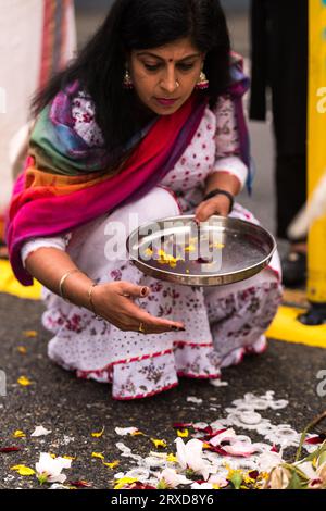 Seattle, Stati Uniti. 24 settembre 2023. La comunità UTSAV si riunisce nel Denny Park per la preghiera di pace di Shanti Pooja per Jaahnavi kandula, seguita da una solenne passeggiata fino a Dexter Ave e Thomas St La comunità ha chiesto la responsabilità dopo la morte di Jaahnavi. Jaahnavi è stato colpito e ucciso in un crosswalk da un agente dell'SPD che ha risposto a una chiamata per overdose nel gennaio di quest'anno. Crediti: James Anderson/Alamy Live News Foto Stock