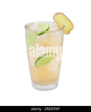 Bicchiere di gustosa birra con cubetti di ghiaccio, lime e fette di zenzero isolate su bianco Foto Stock