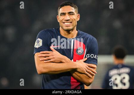 Parigi, Francia, Francia. 24 settembre 2023. Achraf HAKIMI del PSG celebra il suo gol durante la partita di Ligue 1 tra il Paris Saint-Germain (PSG) e l'Olympique de Marseille (OM) al Parc des Princes Stadium il 24 settembre 2023 a Parigi, in Francia. (Immagine di credito: © Matthieu Mirville/ZUMA Press Wire) SOLO USO EDITORIALE! Non per USO commerciale! Crediti: ZUMA Press, Inc./Alamy Live News Foto Stock