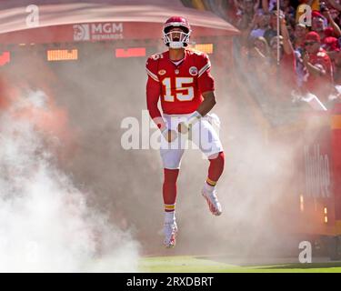 Kansas City, Stati Uniti. 24 settembre 2023. Il quarterback dei Kansas City Chiefs Patrick Mahomes (15) affronta i Chicago Bears all'Arrowhead Stadium di Kansas City, Missouri, domenica 24 settembre 2023. Foto di Jon Robichaud/UPI credito: UPI/Alamy Live News Foto Stock