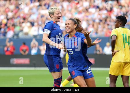 Chicago, Stati Uniti. 24 settembre 2023. Chicago, USA, 24 settembre 2023: Trinity Rodman (25 Stati Uniti) e Megan Rapinoe (15 Stati Uniti) festeggiano dopo aver segnato il primo gol della sua squadra con Megan Rapinoe (15 Stati Uniti) durante l'amichevole internazionale tra la nazionale femminile statunitense di calcio e il Sudafrica domenica 24 settembre al Soldier Field di Chicago, Stati Uniti. (NESSUN USO COMMERCIALE). (Shaina Benhiyoun/SPP) credito: SPP Sport Press Photo. /Alamy Live News Foto Stock