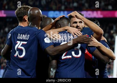 Parigi, Francia. 24 settembre 2023. I giocatori del Paris Saint-Germain celebrano il loro gol durante la partita di calcio francese di Lega 1 tra il Paris-Saint Germain (PSG) e l'Olympique Marseille a Parigi, in Francia, il 24 settembre 2023. Crediti: Rit Heize/Xinhua/Alamy Live News Foto Stock