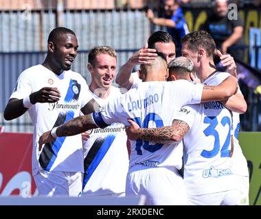 Empoli. 24 settembre 2023. Federico Dimarco dell'Inter Milan (2° R) celebra il suo gol con i suoi compagni di squadra durante una partita di serie A tra l'Inter Milan e l'Empoli a Empoli, in Italia, il 24 settembre 2023. Credito: Alberto Lingria/Xinhua/Alamy Live News Foto Stock