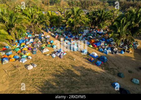 Splendida vista aerea del campeggio Envision Festival e delle tende a Uvita Beach, nella foresta pluviale Costa Rica, incontra l'oceano Foto Stock