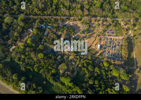 Splendida vista aerea del campeggio Envision Festival e delle tende a Uvita Beach, nella foresta pluviale Costa Rica, incontra l'oceano Foto Stock