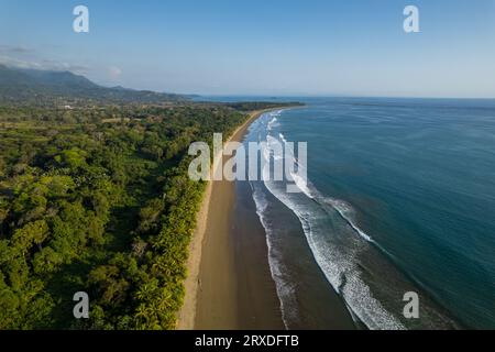 La splendida vista aerea della spiaggia di Uvita nella foresta pluviale del Costa Rica incontra l'oceano Foto Stock