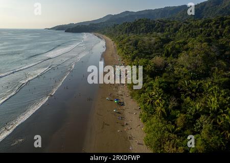 Splendida vista aerea dell'Envision Festival che si svolge sulla spiaggia di Uvita Beach nella foresta pluviale Costa Rica incontra l'oceano Foto Stock