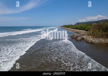 La splendida vista aerea della spiaggia di Uvita nella foresta pluviale del Costa Rica incontra l'oceano Foto Stock