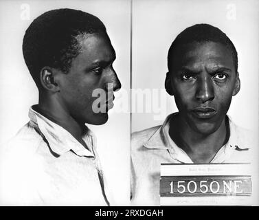 1945 , 3 agosto, Lewisburg , Pennsylvania , USA : colpo di tazza di attivista del movimento per i diritti civili BAYARD RUSTIN ( 1912 - 1987 ), preso a seguito del suo arresto a seguito della sua condanna per non essersi iscritto al Draft , al penitenziario di Lewisburg in Pennsylvania . Rustin era un leader afroamericano nei movimenti sociali per i diritti civili, il socialismo, la nonviolenza e i diritti dei gay. Un organizzatore della marcia del 1963 su Washington , è stato incarcerato numerose volte a causa di h Foto Stock