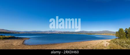 Splendido paesaggio autunnale sul lago Granby nelle Montagne Rocciose del Colorado Foto Stock