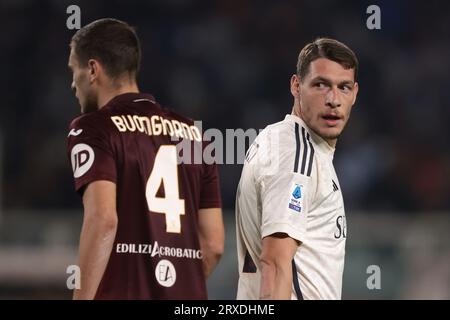 Torino, Italia. 24 settembre 2023. Andrea Belotti di AS Roma guarda oltre le spalle alla direzione dell'ex compagno di squadra Alessandro Buongiorno del Torino FC durante la partita di serie A allo Stadio grande Torino. Il credito fotografico dovrebbe leggere: Jonathan Moscrop/Sportimage Credit: Sportimage Ltd/Alamy Live News Foto Stock