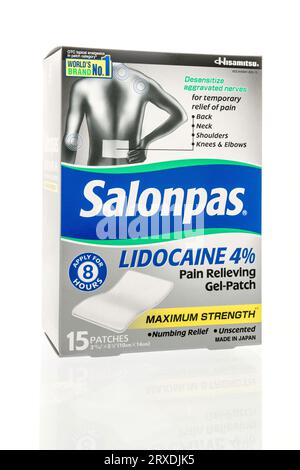 Winneconne, WI - 23 settembre 2023: Un pacchetto Salonpas che allevia il dolore in gel patch su sfondo isolato Foto Stock