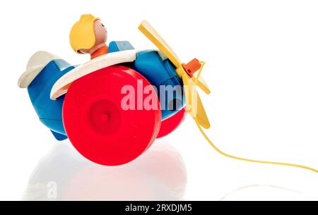 Winneconne, WI - 23 settembre 2023: Un pacchetto di un aereo vintage Fisher Price su uno sfondo isolato Foto Stock