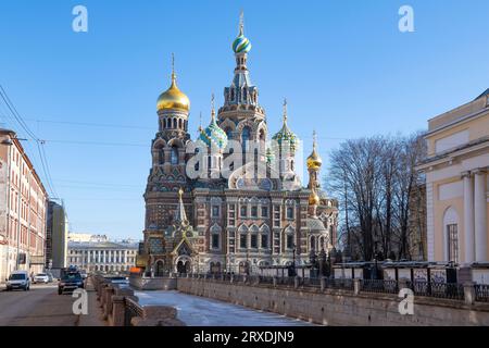 SAN PIETROBURGO, RUSSIA - 3 APRILE 2022: Veduta della Cattedrale della Resurrezione di Cristo (Salvatore sul sangue versato) in una soleggiata mattinata di aprile Foto Stock