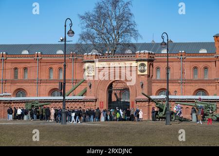 SAN PIETROBURGO, RUSSIA - 3 APRILE 2022: Coda prima dell'apertura del Museo dell'Artiglieria in una soleggiata mattinata di aprile Foto Stock