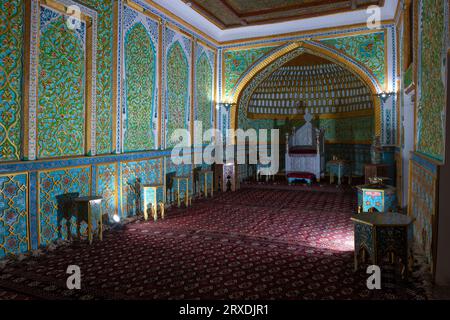 KHIVA, UZBEKISTAN - 06 SETTEMBRE 2022: Nell'antica sala del trono dei Khan Khorezm. Fortezza Kunya-Ark Foto Stock