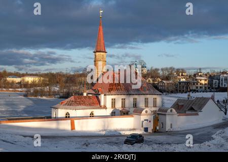 GATCHINA, RUSSIA - 25 DICEMBRE 2022: Veduta del Palazzo Priorato in una nuvolosa sera di dicembre Foto Stock