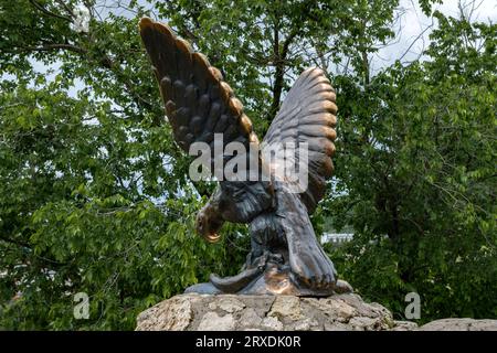 PYATIGORSK, RUSSIA - 7 GIUGNO 2023: Scultura di un'aquila - un simbolo di Pyatigorsk in una nuvolosa mattinata estiva. Acque minerali caucasiche Foto Stock