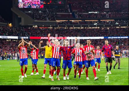 Madrid, Spagna. 24 settembre 2023. I giocatori dell'Atletico Madrid (da L a R) Axel Witsel, Jose Gimenez, Antoine Griezmann, Jorge Resurreccion Merodio (Koke), Angel Correa, Stefan Savic, Ivo Grbic festeggiano dopo la partita di calcio tra Atletico Madrid e Real Madrid, nota come Derbi di Madrid, valido per la giornata 06 di LaLiga EA Sports giocata all'Estadio Civitas Metropolitano. Atletico Madrid 3 : 1 Real Madrid credito: SOPA Images Limited/Alamy Live News Foto Stock