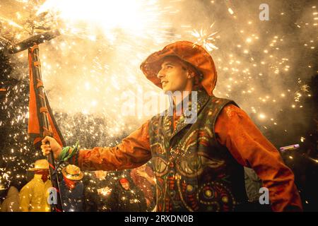 Tarragona, Spagna. 25 settembre 2023. I 'Correfocs' (fuochi d'artificio) scatenarono i loro fuochi d'artificio tra una folla entusiasta di spettatori al 'Santa Tecla Festival' di Tarragona. Crediti: Matthias Oesterle/Alamy Live News Foto Stock