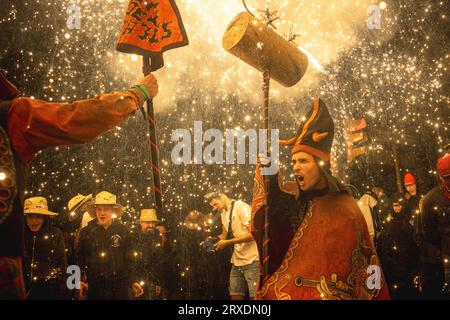 Tarragona, Spagna. 25 settembre 2023. I 'Correfocs' (fuochi d'artificio) scatenarono i loro fuochi d'artificio tra una folla entusiasta di spettatori al 'Santa Tecla Festival' di Tarragona. Crediti: Matthias Oesterle/Alamy Live News Foto Stock