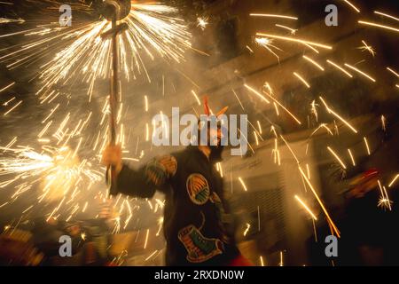 Tarragona, Spagna. 25 settembre 2023. I 'Correfocs' (fuochi d'artificio) scatenarono i loro fuochi d'artificio tra una folla entusiasta di spettatori al 'Santa Tecla Festival' di Tarragona. Crediti: Matthias Oesterle/Alamy Live News Foto Stock