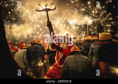 Tarragona, Spagna. 25 settembre 2023. I 'Correfocs' (fuochi d'artificio) scatenarono i loro fuochi d'artificio tra una folla entusiasta di spettatori al 'Santa Tecla Festival' di Tarragona. Crediti: Matthias Oesterle/Alamy Live News Foto Stock