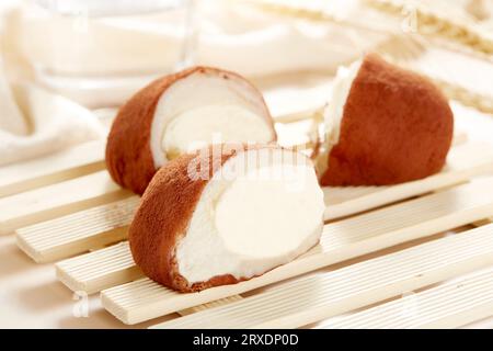 Daifuku, pasticceria giapponese Ichigo Daifuku, piccolo dessert di riso glutinoso rotondo con solidi di cacao e panna Foto Stock