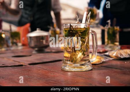 Tazza di tè di coca-foglia per prevenire il mal di montagna Foto Stock